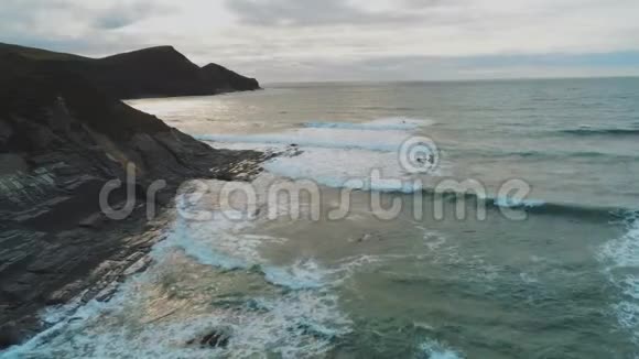 飞越英国康沃尔岩石海岸令人惊叹的风景视频的预览图