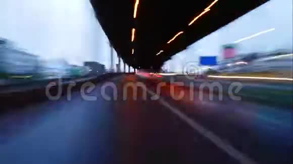 超高速夜间城市交通运动视频的预览图