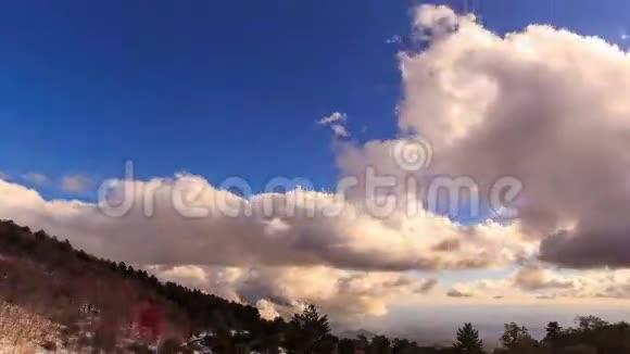 山谷上空的云时间流逝4K视频的预览图