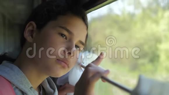 悲伤的女孩看起来生活方式在火车窗口外旅游运输铁路概念十几岁的女孩错过了在视频的预览图