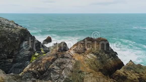 飞越英国康沃尔岩石海岸令人惊叹的风景视频的预览图