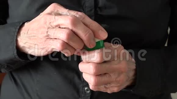 一位老年妇女每天服用药物时双手老皱视频的预览图