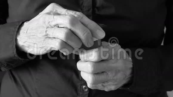 一位老年妇女每天服用药物时双手老皱视频的预览图