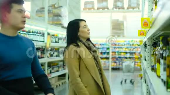 在超市挑选商品的幸福夫妻形象视频的预览图