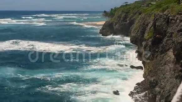 大海拍打着岩石视频的预览图