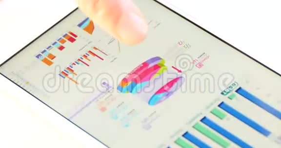 商人在智能手机上浏览金融新闻手指触摸金融饼图视频的预览图