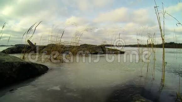 风和日丽的冬季湖带风筝滑雪板视频的预览图