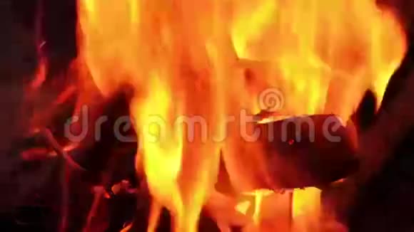大火中燃烧着的木柴和白雪视频的预览图