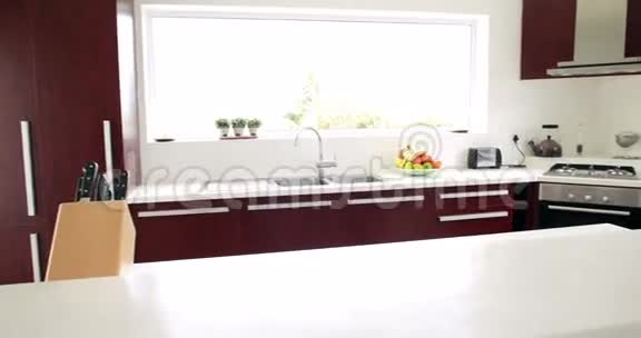 时尚的现代厨房内部视频的预览图