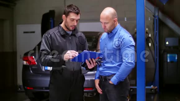 机械师和顾客在汽车服务中握手视频的预览图