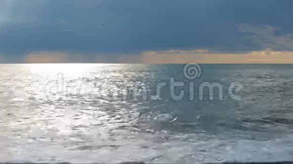 潮汐钻孔海上日落阳光穿过云层视频的预览图