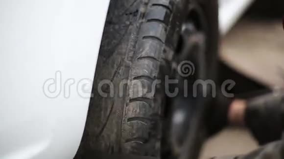 服务站更换汽车轮胎视频的预览图
