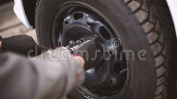 服务站更换汽车轮胎视频的预览图