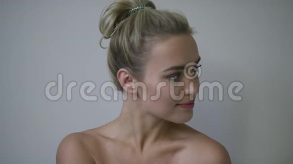 性感的年轻女人抚摸皮肤视频的预览图