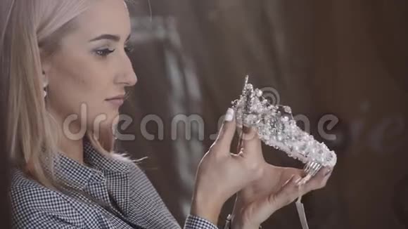 女人在婚礼精品店选择新娘饰品戴着钻石皇冠视频的预览图