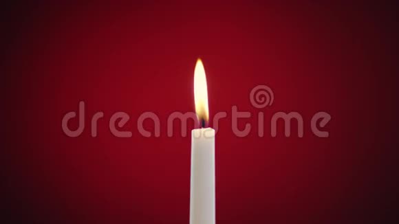 在红色背景上燃烧蜡烛视频的预览图