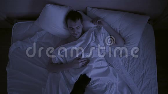 失眠的概念这对夫妇在他的睡眠中辗转反侧视频的预览图