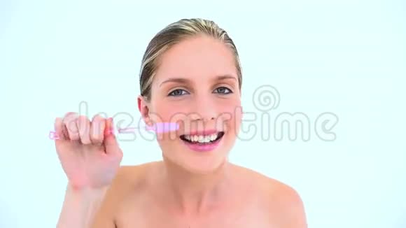 金发女人刷牙视频的预览图