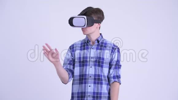 年轻英俊的嬉皮士使用虚拟现实耳机视频的预览图