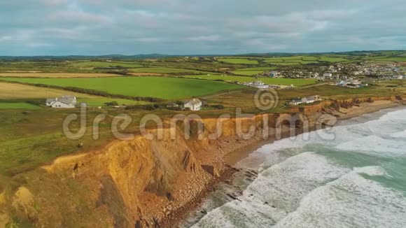 飞越英国康沃尔岩石海岸令人惊叹的风景视频的预览图