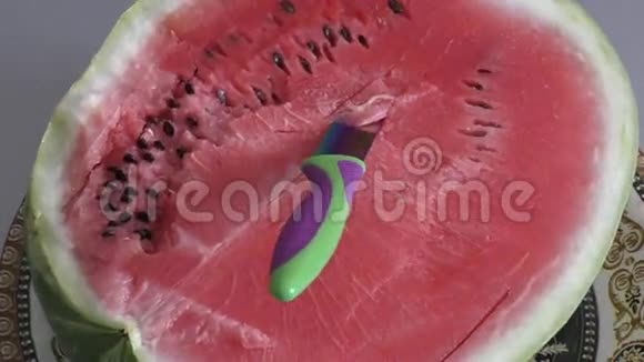 成熟的西瓜作为甜点视频的预览图