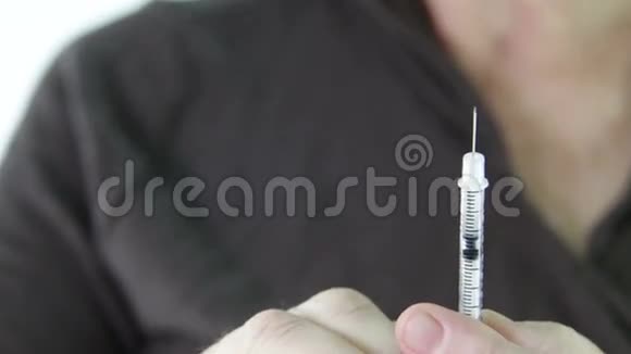 从注射器中取出多余的胰岛素视频的预览图