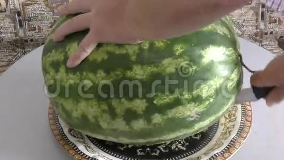 成熟的西瓜作为甜点视频的预览图