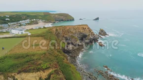 飞越英国康沃尔岩石海岸令人惊叹的风景视频的预览图