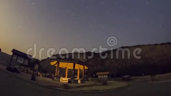 星夜和月亮升起的时间视频的预览图