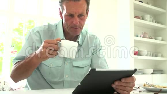 中老年人看着数字平板早餐视频的预览图