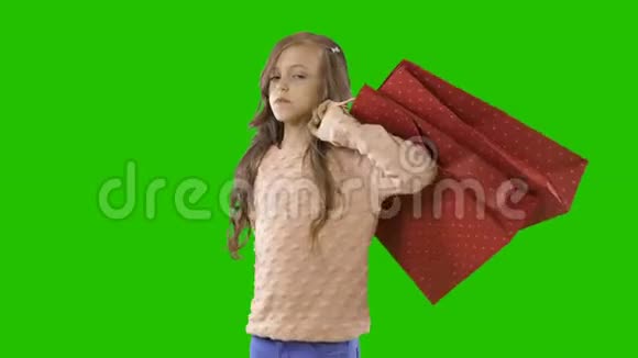 带礼品袋礼物的女孩背景很偏僻视频的预览图