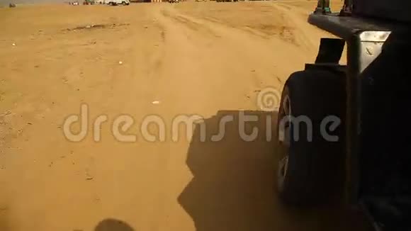 汽车轮胎在沙漠中行驶视频的预览图