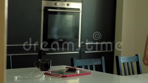 厨房里的女人用平板电脑刚醒过来早餐清晨视频的预览图