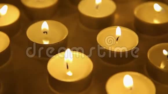 蜡烛灯光背景燃烧蜡烛装饰视频的预览图