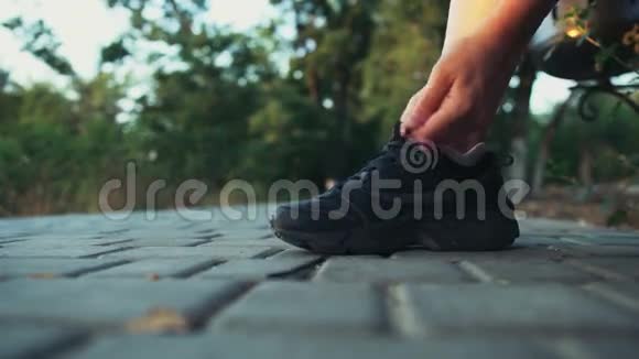 在运动鞋上系鞋带视频的预览图