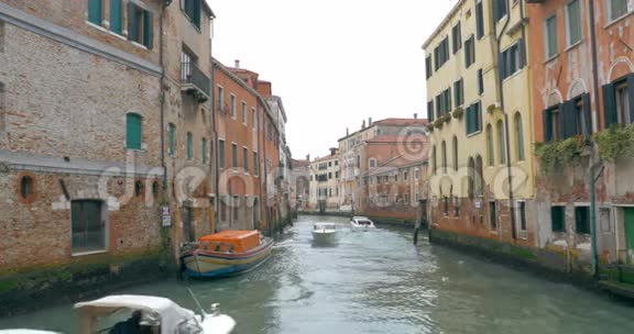 威尼斯运河上的摩托艇视频的预览图