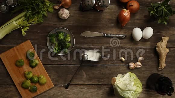 旧木桌上的卷心菜大蒜和洋葱视频的预览图