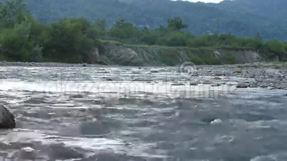 河流流动视频的预览图