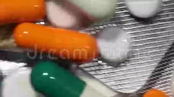 一大堆药物药片和药物放在桌子上视频的预览图