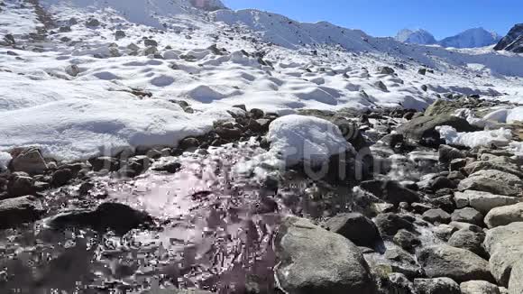 在珠穆朗玛峰的冰堆里视频的预览图