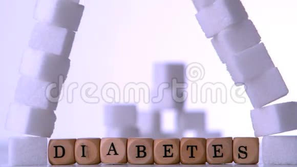 糖块掉落在骰子上拼出糖尿病视频的预览图