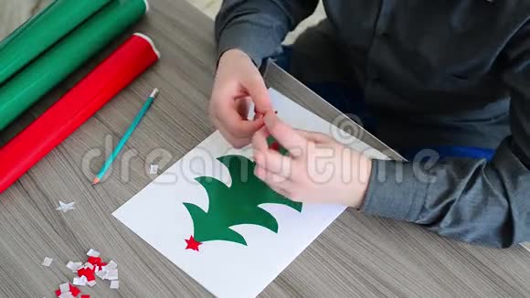 男孩用自动黏贴纸制圣诞卡视频的预览图