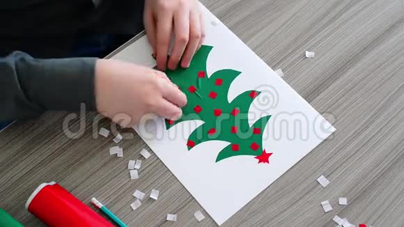 男孩用自动黏贴纸制圣诞卡视频的预览图