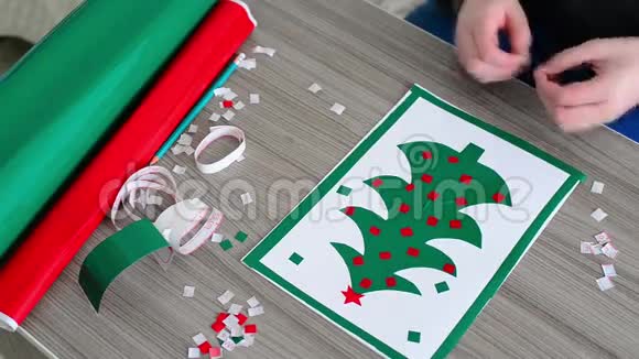 青少年用彩色自粘纸制作圣诞卡视频的预览图