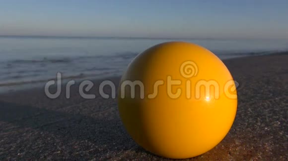 夏季海滨沙滩黄色台球视频的预览图