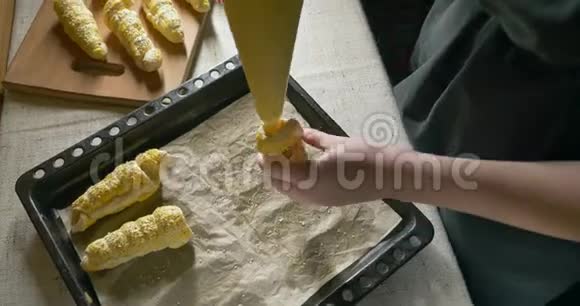 准备烤饼干在厨房工作的女人双手特写视频的预览图