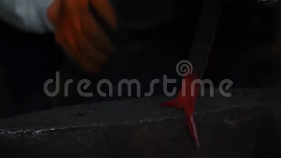 铁匠用铁锤打铁视频的预览图