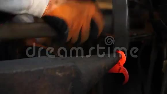 铁匠用铁锤打铁视频的预览图
