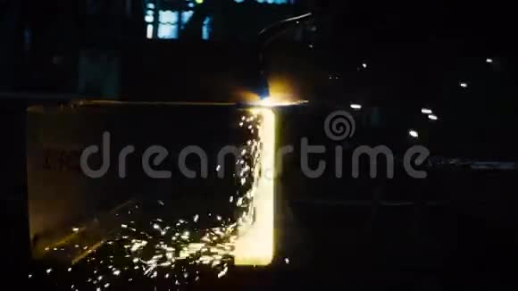 在金属行业工作的焊工视频的预览图