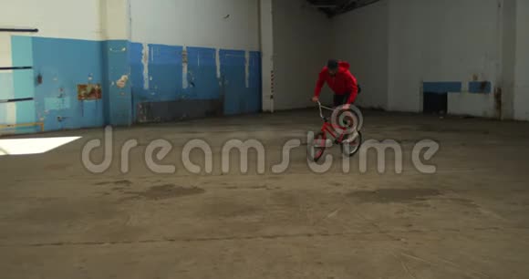 一个空仓库里的BMX骑手视频的预览图
